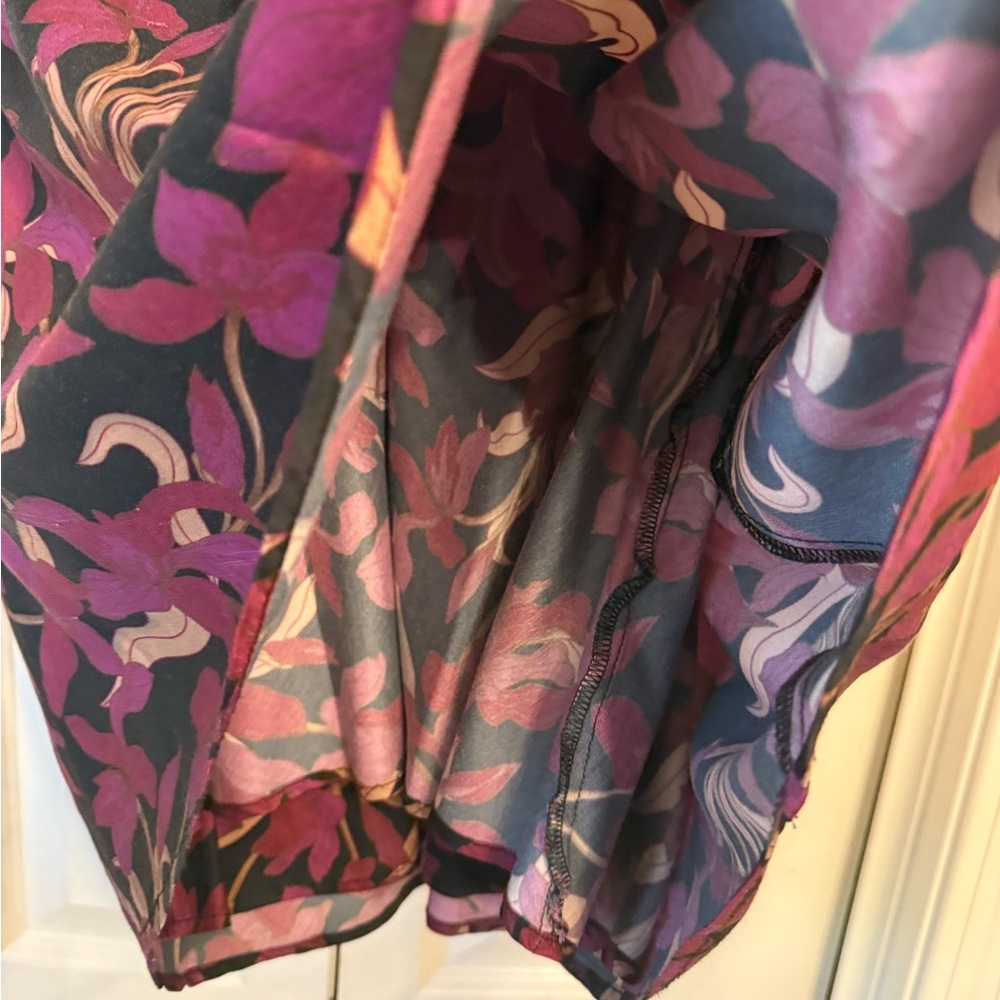 Chloe Kristy Floral V-Neck Women's Top - Picture 4 of 5